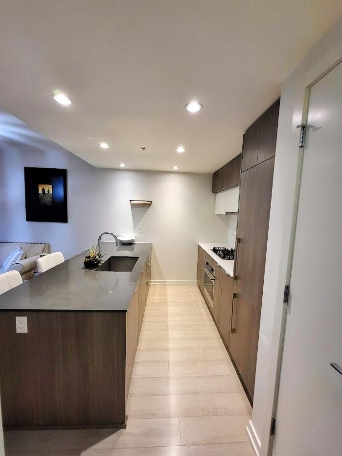 Your Perfect Escape - Modern Landmark Condo In Downtown Calgary - Free Parking- Premium Location Exterior foto
