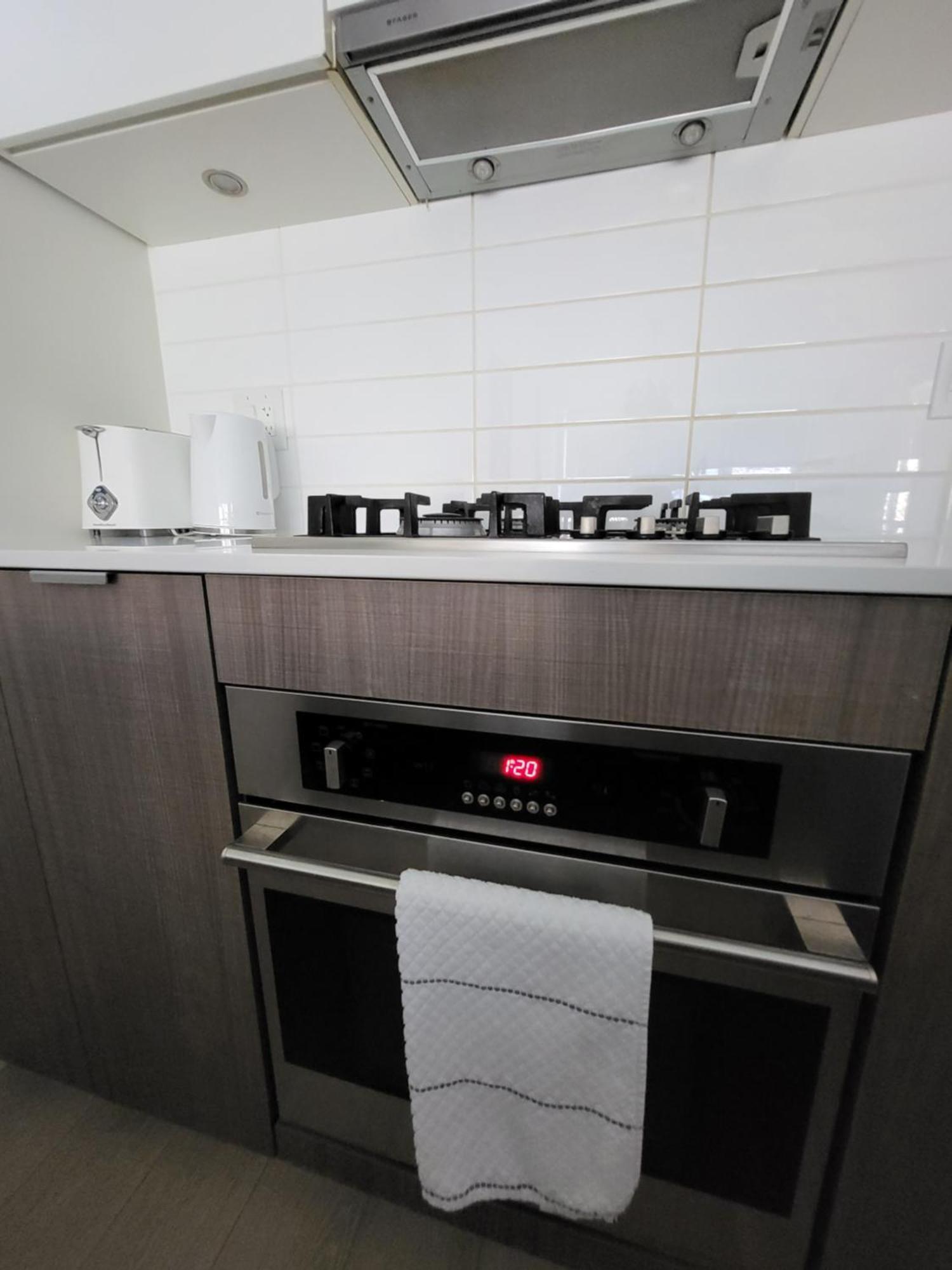 Your Perfect Escape - Modern Landmark Condo In Downtown Calgary - Free Parking- Premium Location Exterior foto